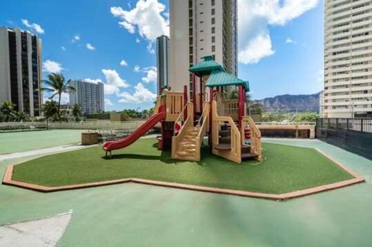 High Level Ocean View Corner With Free Parking Apartment