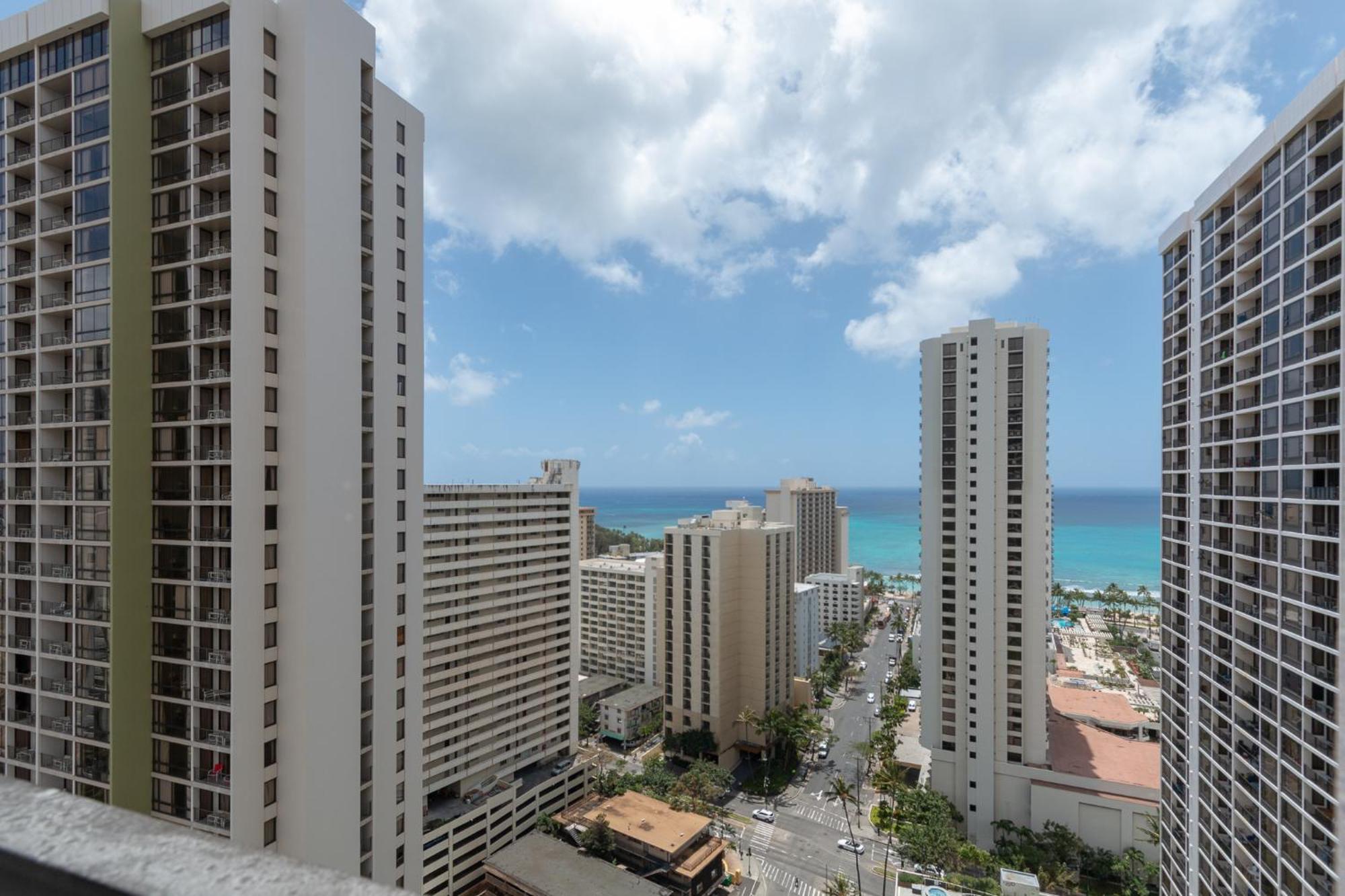 High Level Ocean View Corner With Free Parking Apartment