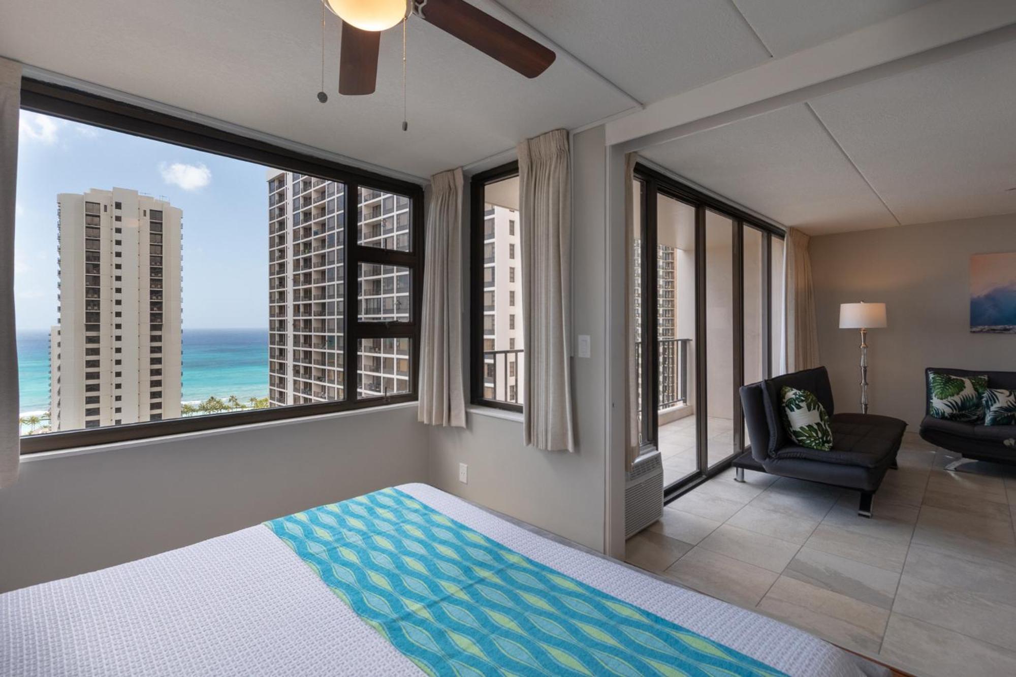 High Level Ocean View Corner With Free Parking Apartment *